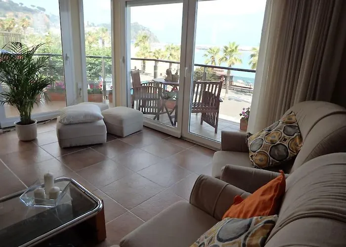 Seafront View-nice In Downtown Appartement